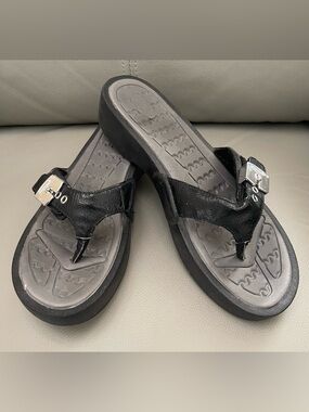 Dr. Scholl's Women’s Black Thong Sandals w/Silver Accent Buckle, Size 8M